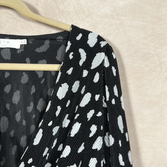 ASTR Wrap Blouse Womens XS Dalmatian Print Ribbed Cropped Mobwife Modern Chic - Picture 2 of 10